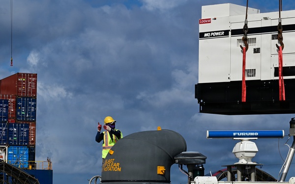 LCAC 62 arrives in Saipan, delivers generators in response to Typhoon Sinlaku