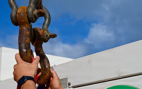 LCAC 62 arrives in Saipan, delivers generators in response to Typhoon Sinlaku