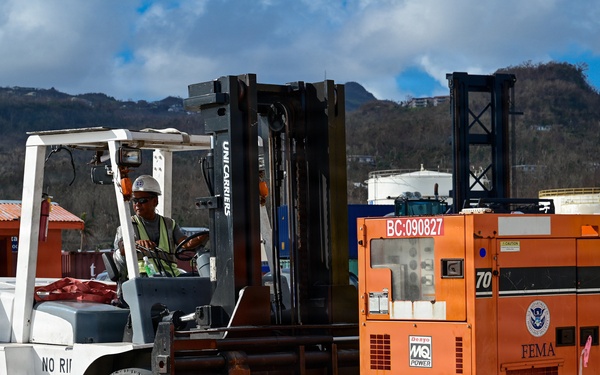 LCAC 62 arrives in Saipan, delivers generators in response to Typhoon Sinlaku