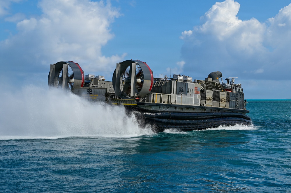 LCAC 62 arrives in Saipan, delivers generators in response to Typhoon Sinlaku