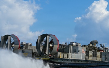 LCAC 62 arrives in Saipan, delivers generators in response to Typhoon Sinlaku