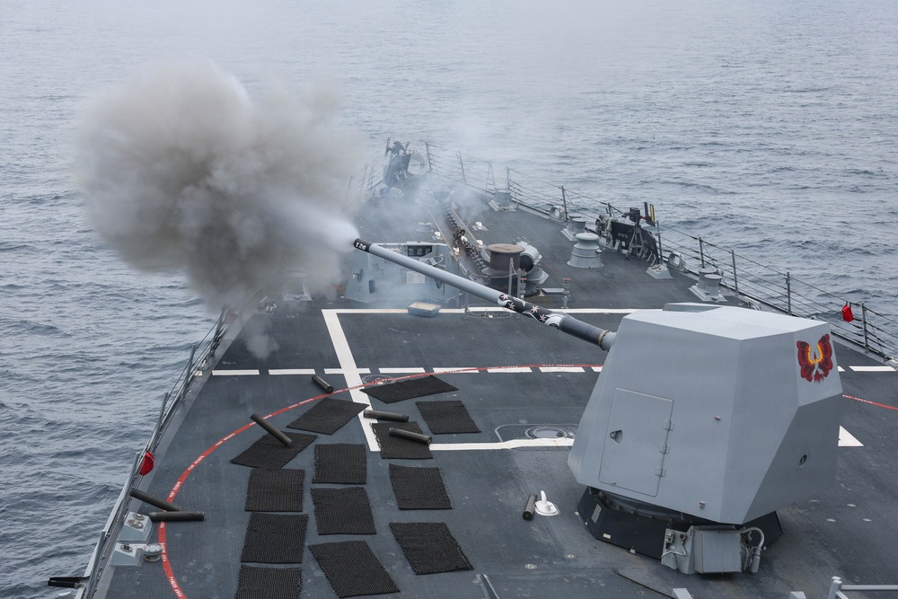 USS Carl M. Levin fires Mark 45 5-inch gun
