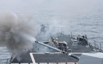 USS Carl M. Levin fires Mark 45 5-inch gun