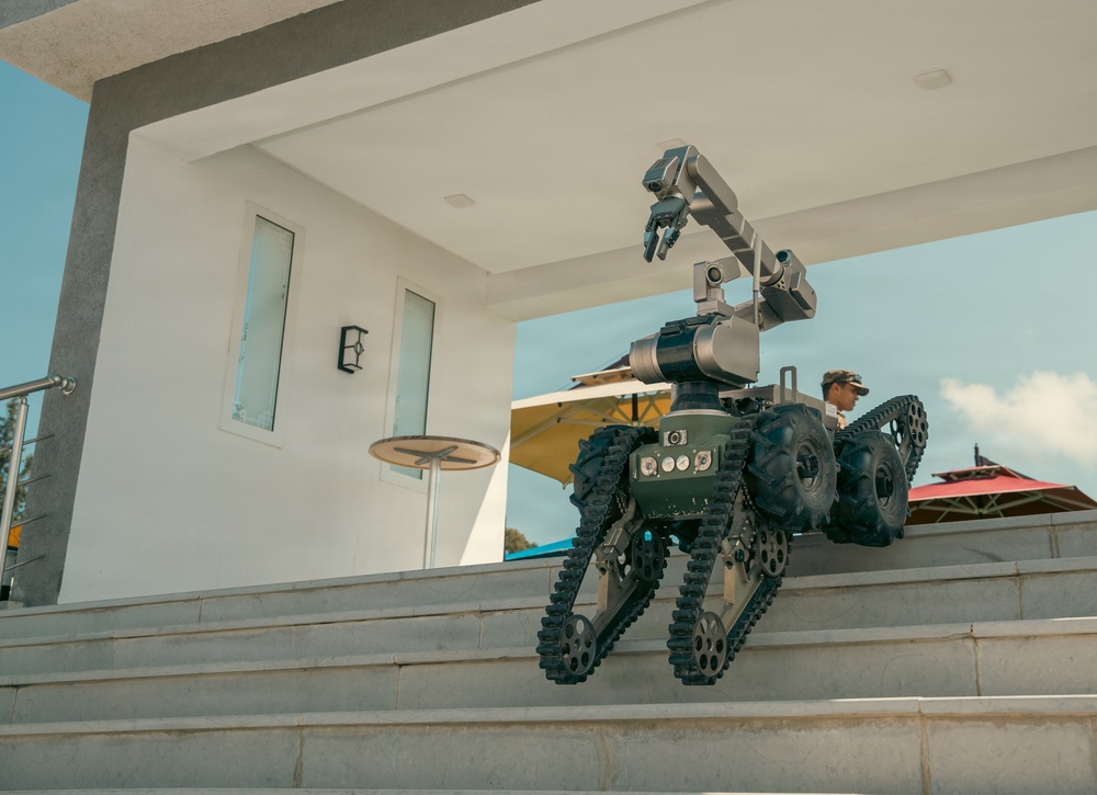 US, Tunisian forces team up for EOD training during African Lion 2026