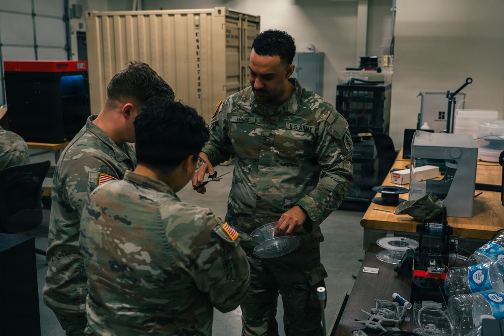 Allied Trade Specialists from 1st Special Forces Group (Airborne) exchange knowledge with I Corps