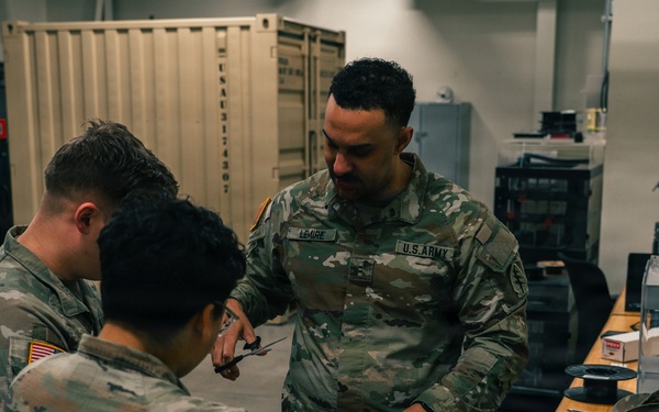 Allied Trade Specialists from 1st Special Forces Group (Airborne) exchange knowledge with I Corps