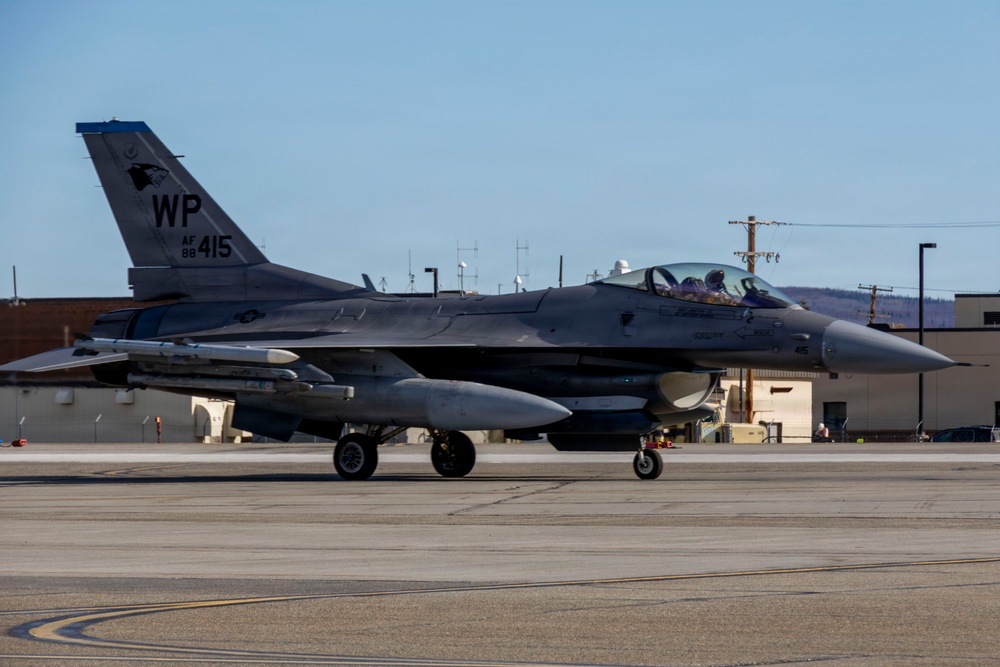 U.S. Marines with VMFA-542 prepare F-35B Lightning II for familiarization flight