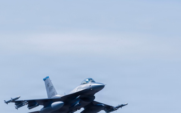 U.S. Marines with VMFA-542 prepare F-35B Lightning II for familiarization flight