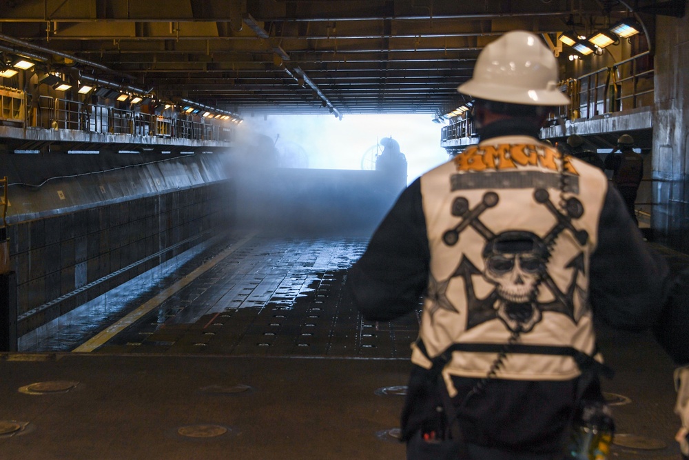 USS Essex Conducts Well Deck Operations