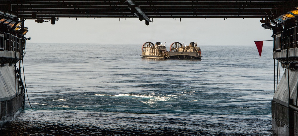 USS Essex Conducts an LCAC Emergency Recovery Evolution