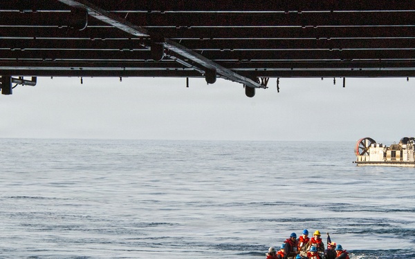 USS Essex Conducts an LCAC Emergency Recovery Evolution