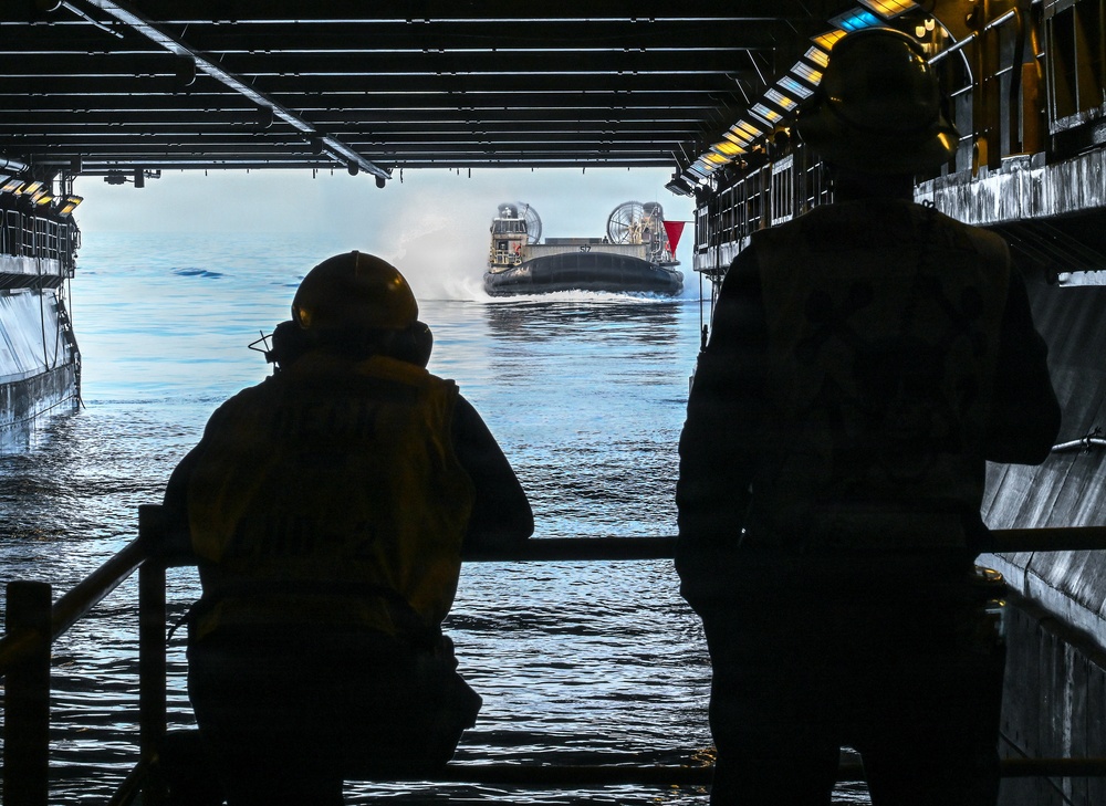 USS Essex Conducts an LCAC Emergency Recovery Evolution