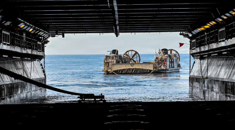 USS Essex Conducts an LCAC Emergency Recovery Evolution