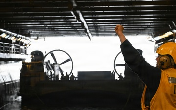 USS Essex Conducts an LCAC Emergency Recovery Evolution