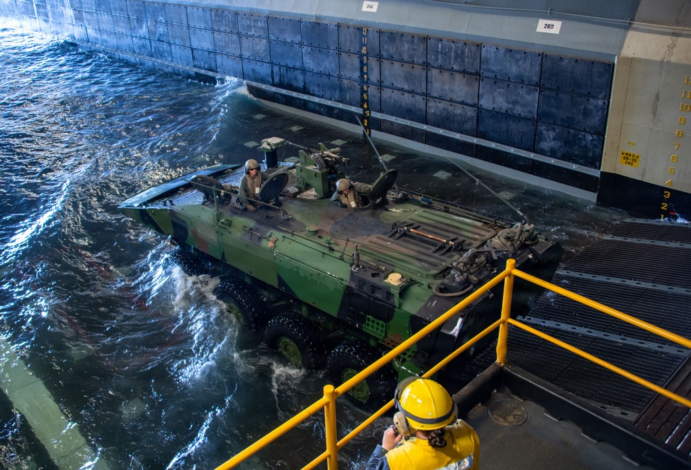 USS Essex Conducts ACV Operations