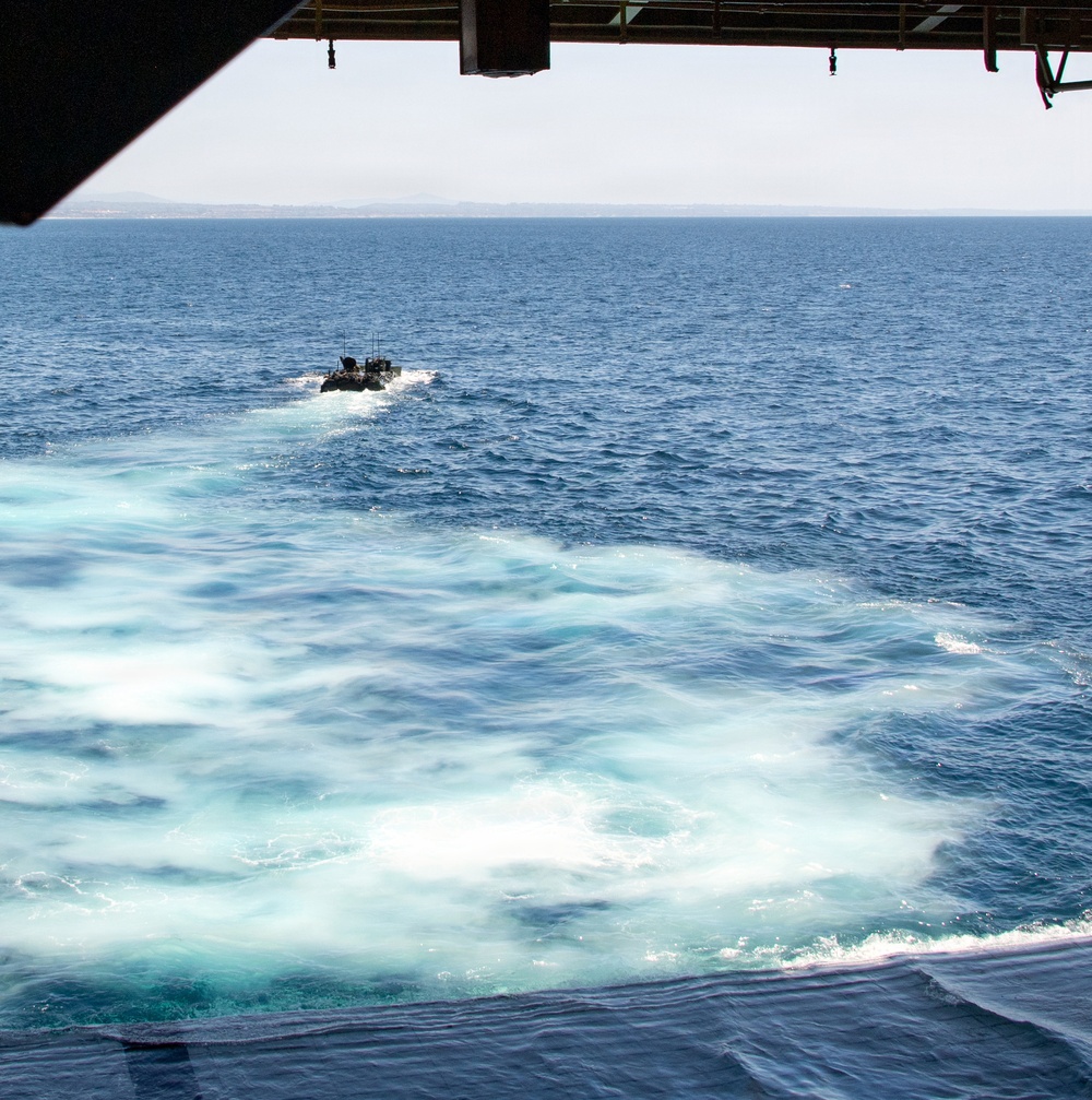 USS Essex Conducts ACV Operations
