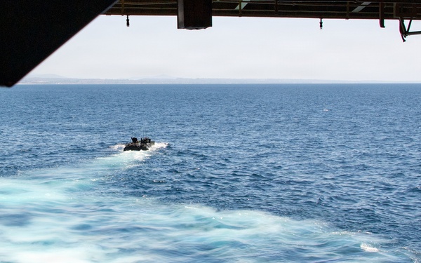 USS Essex Conducts ACV Operations
