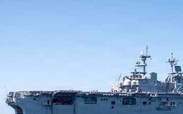 USS Essex Conducts ACV Operations