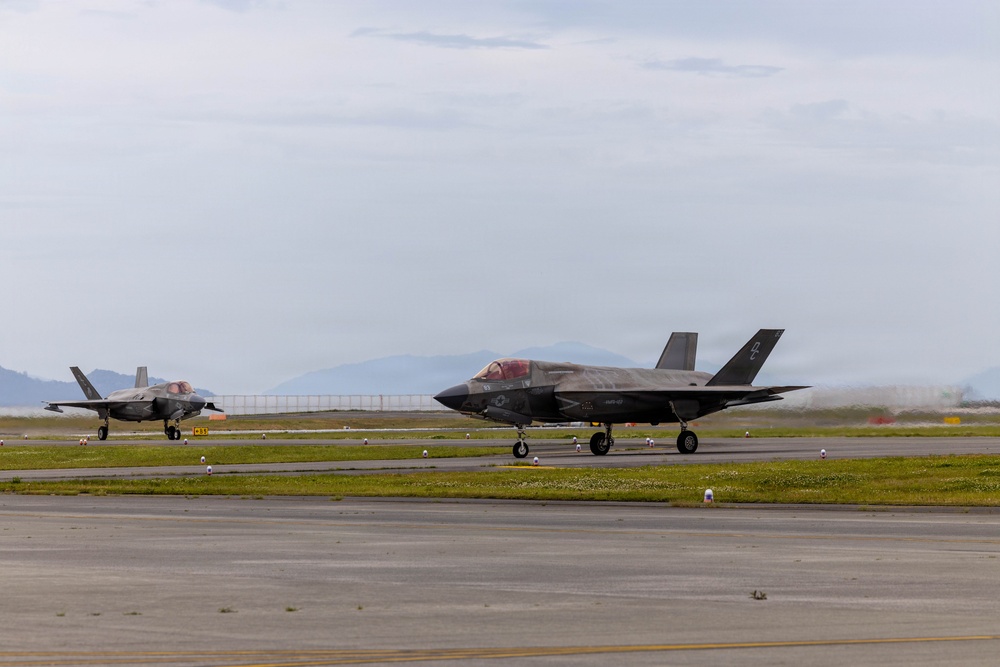 VMFA 122 lands at MCAS Iwakuni