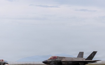 VMFA 122 lands at MCAS Iwakuni