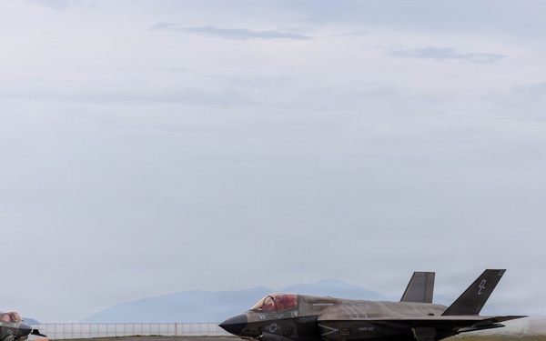 VMFA 122 lands at MCAS Iwakuni