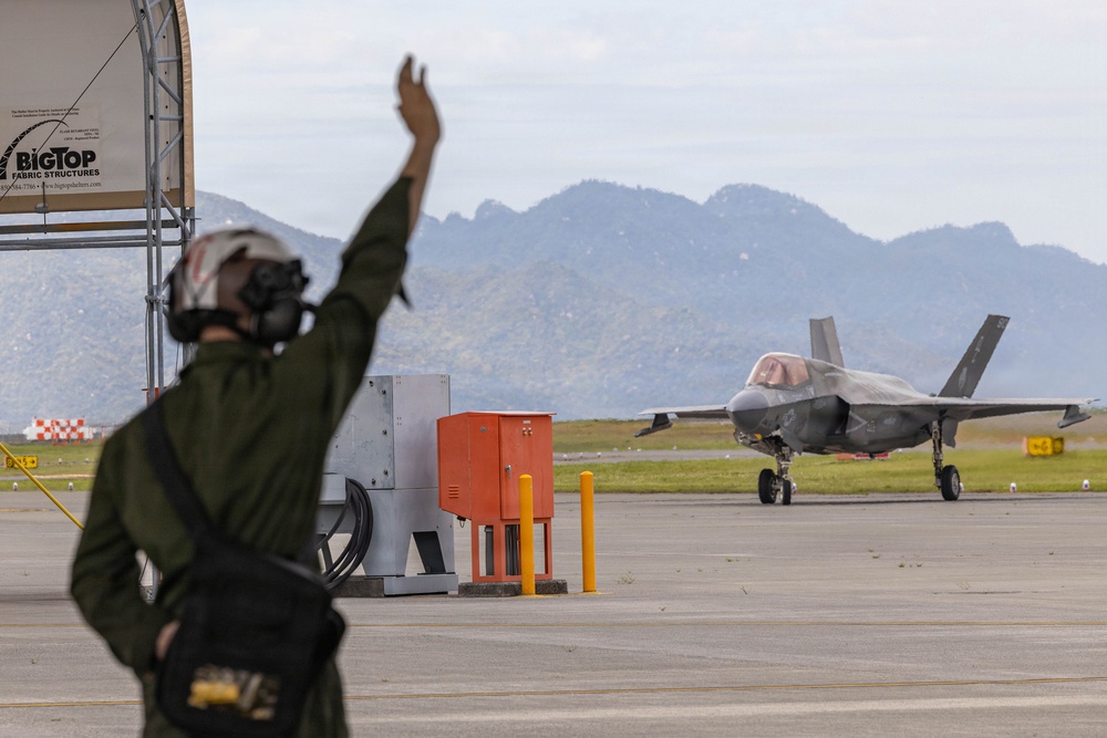 VMFA 122 lands at MCAS Iwakuni