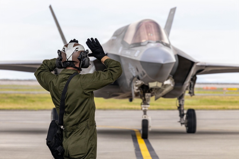 VMFA 122 lands at MCAS Iwakuni