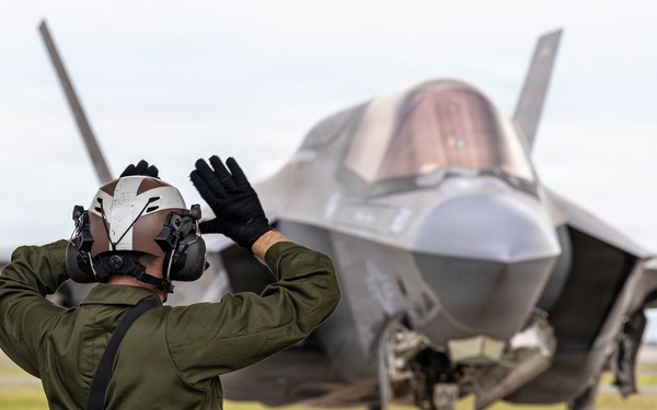 VMFA 122 lands at MCAS Iwakuni