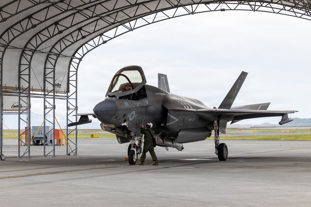 VMFA 122 lands at MCAS Iwakuni