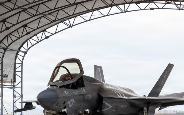 VMFA 122 lands at MCAS Iwakuni