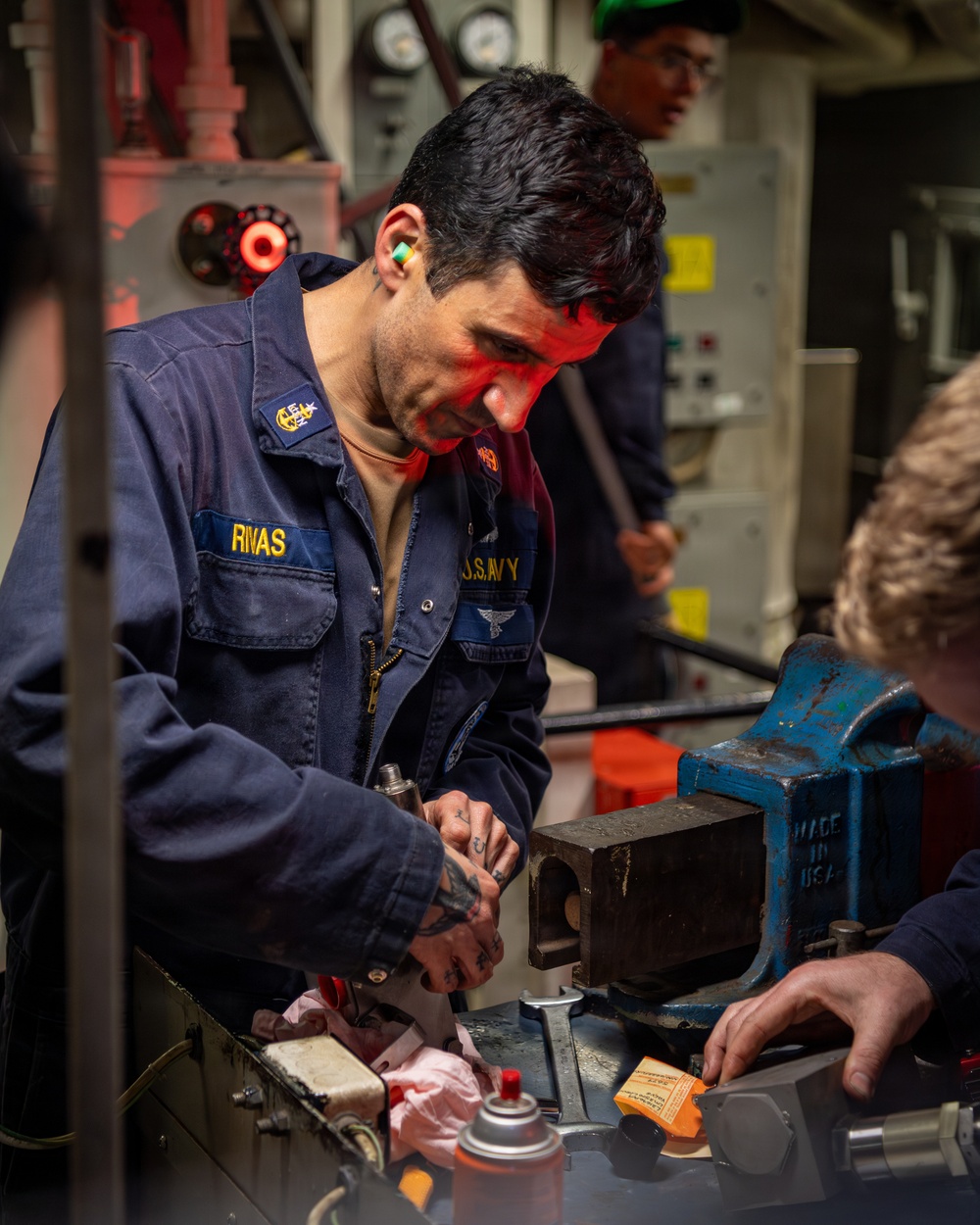 USS Gridley Sailors Perform Maintenance