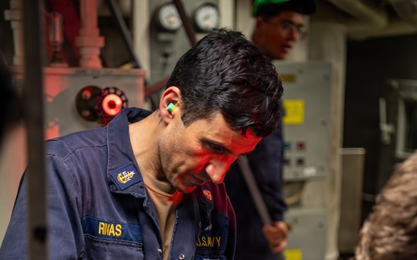 USS Gridley Sailors Perform Maintenance