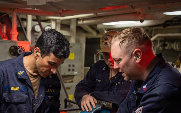 USS Gridley Sailors Perform Maintenance