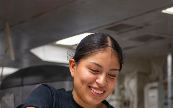 Boxer Sailors, 11th MEU Marines Prepare Desserts