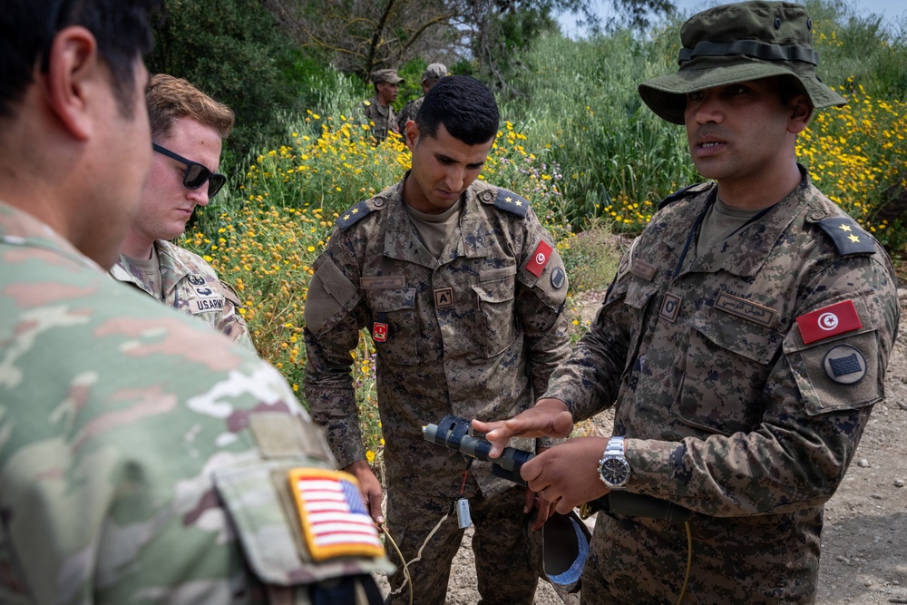 US and Tunisian Armed Forces conduct explosive ordnance disposal squad tactics exercises