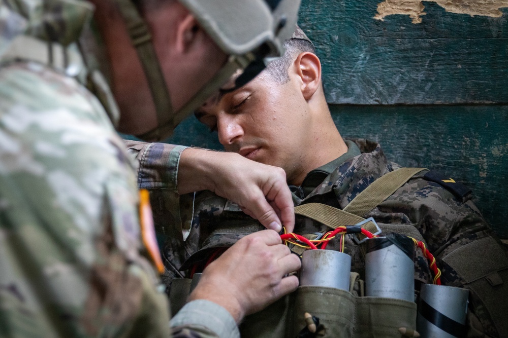 US and Tunisian Armed Forces conduct explosive ordnance disposal squad tactics exercises