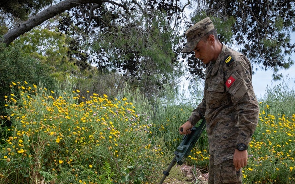 US and Tunisian Armed Forces conduct explosive ordnance disposal squad tactics exercises