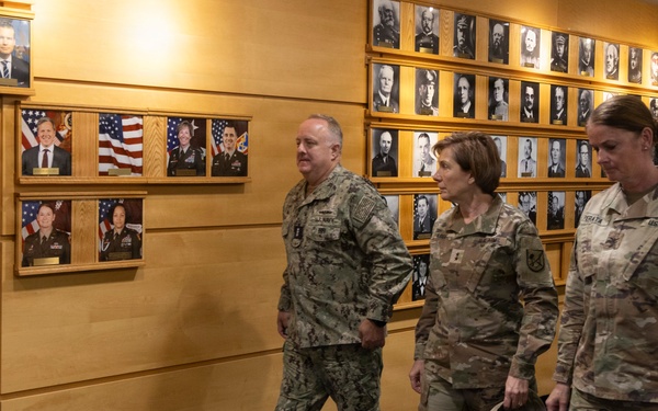 Vice Admiral Darin Via Visits WRAIR