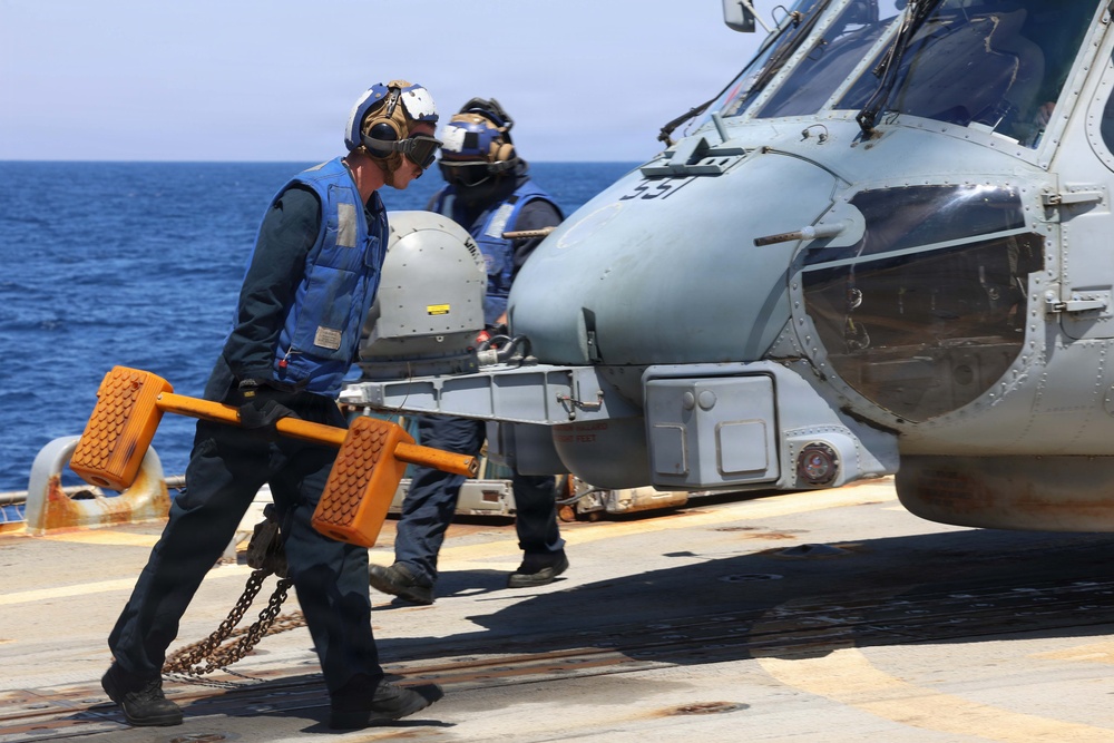 USS Thomas Hudner (DDG 116) Conducts Flight Operations