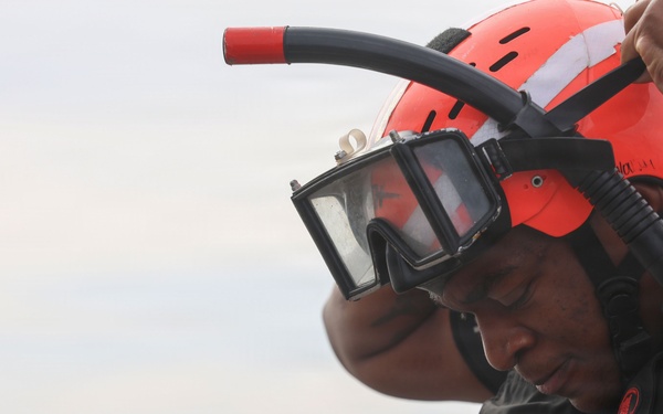 USS Thomas Hudner (DDG 116) Conducts Man Overboard Drill