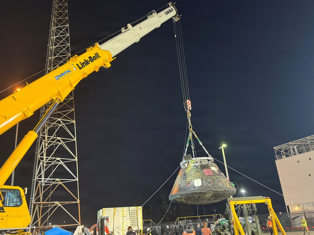 NAVFAC SouthwestNAVFAC Southwest MPD Crane &amp; Rigging Crew Supports NASA Artemis Spacecraft Handling