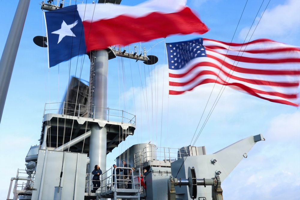USS KEARSARGE FLIES TEXAS FLAG ENROUTE TO FLEET WEEK HOUSTON