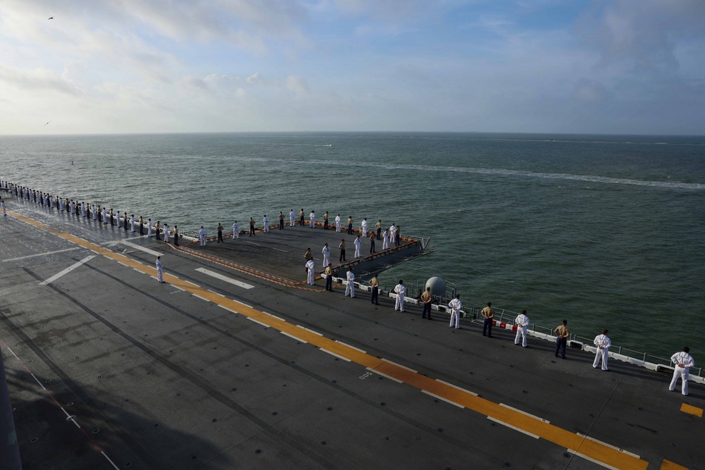 USS KEARSARGE MAN THE RAILS ENROUTE TO FLEET WEEK HOUSTON