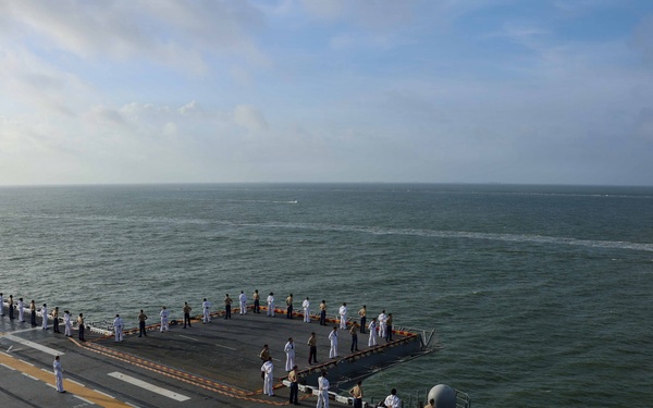 USS KEARSARGE MAN THE RAILS ENROUTE TO FLEET WEEK HOUSTON