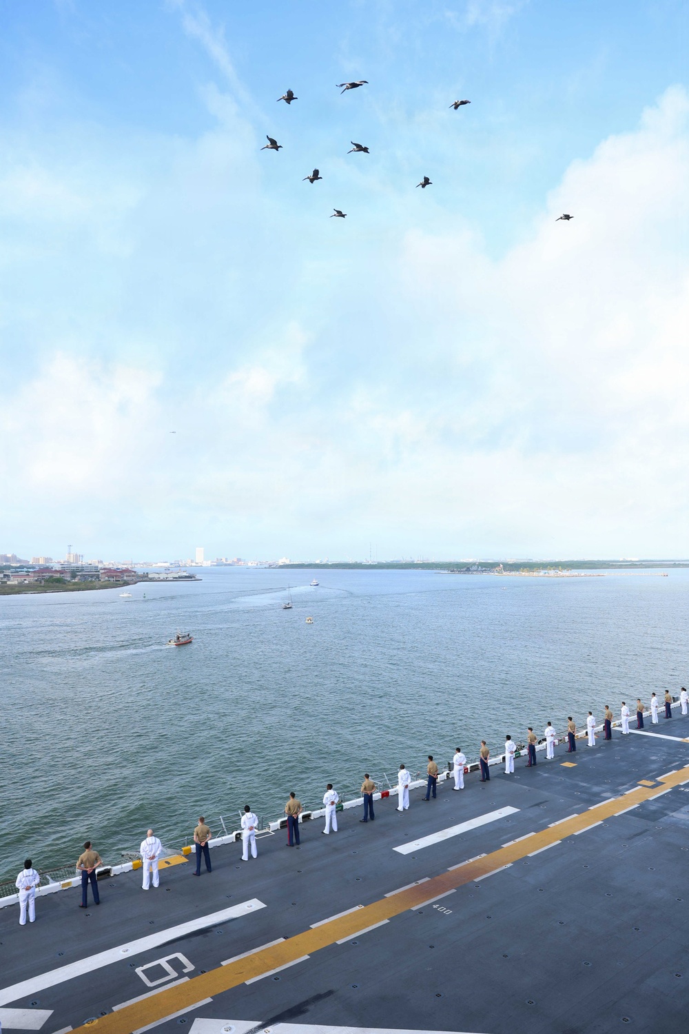 USS KEARSARGE MAN THE RAILS ENROUTE TO FLEET WEEK HOUSTON