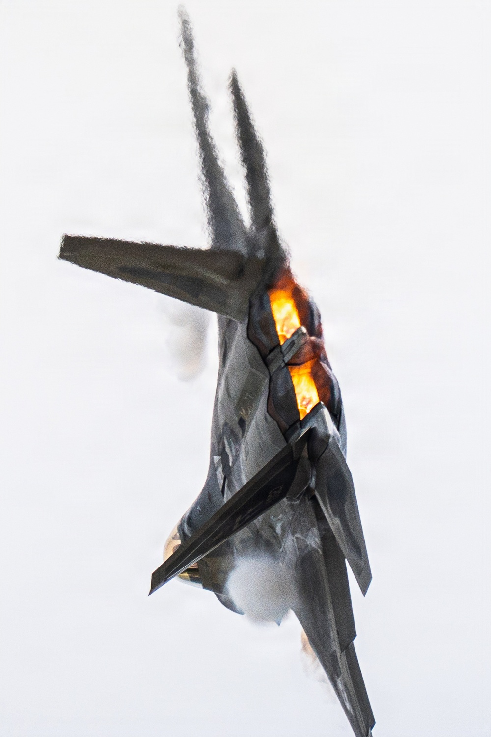 F-22 Aerial Demonstration Team joins 52nd Annual SUN 'n FUN Aerospace Expo