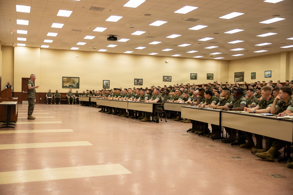 The Commandant, Gen. Eric M. Smith visits TBS Alpha Company