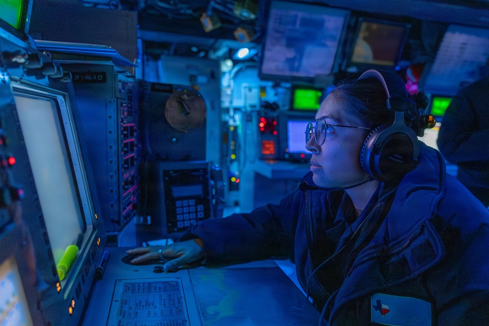 CIC Watch Standers aboard USS Gonzalez (DDG 66)