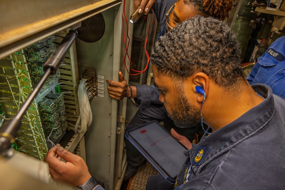 Engineering aboard USS Gonzalez (DDG 66)
