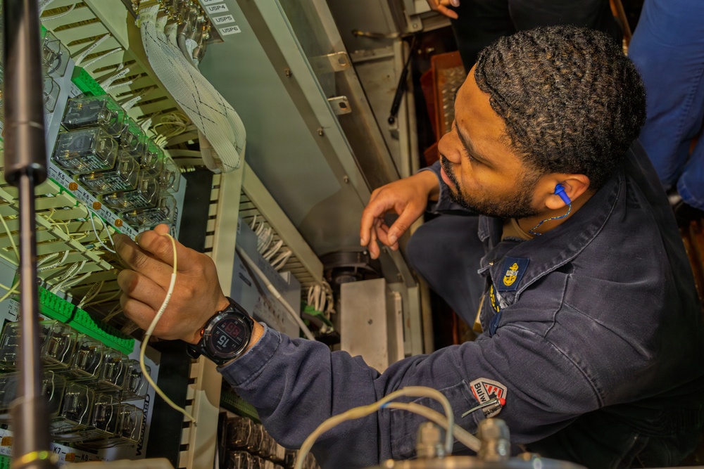 Engineering aboard USS Gonzalez (DDG 66)